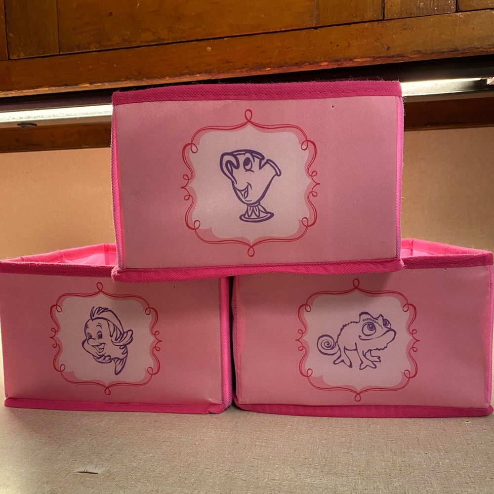 SOLD- Disney Princess 6-Bin Design and Store Toy Organizer IUC looks as if used